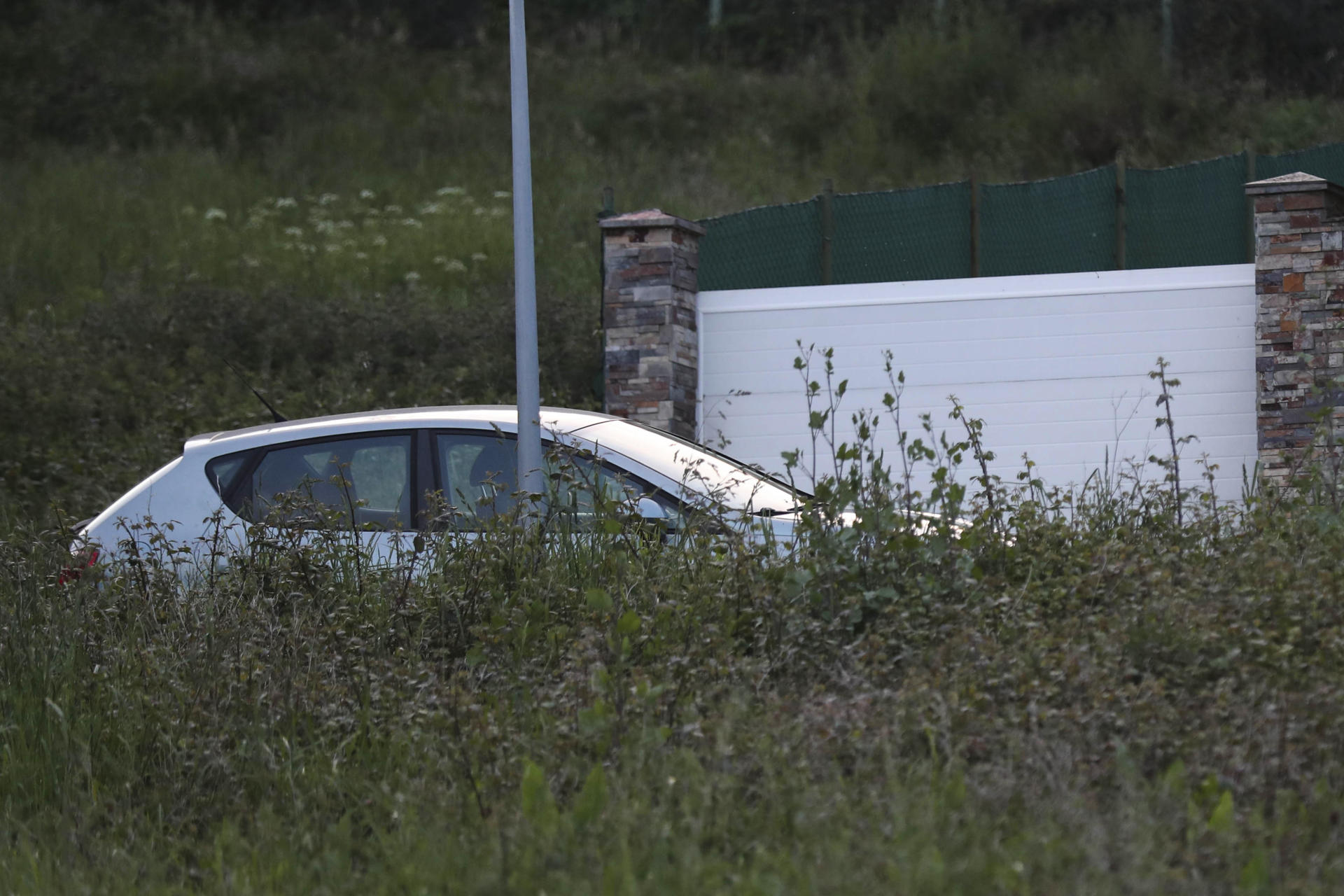 Imagen de archivo del exterior de la vivienda en la que la Policía Local de Oviedo detuvo a un matrimonio por tener encerrados durante cuatro años y en condiciones insalubres a sus tres hijos menores, dos gemelos de 8 años y otro niño de 10. EFE/ J.L.Cereijido