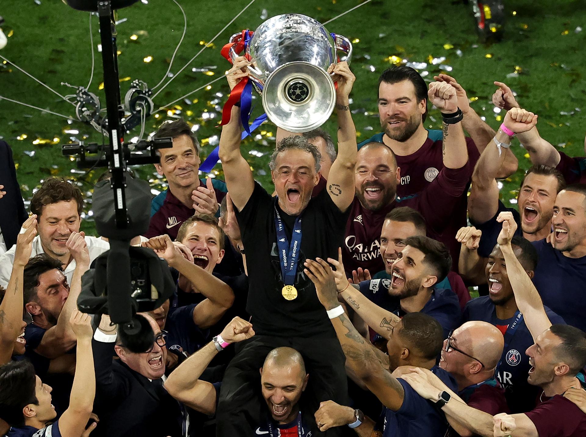 Celebración del PSG tras ganar su primera Liga de Campeones, título por el que fue felicitado por Kylian Mbappé, jugador del Real Madrid que militó siete temporadas en el club parisino. EFE/EPA/FRIEDEMANN VOGEL