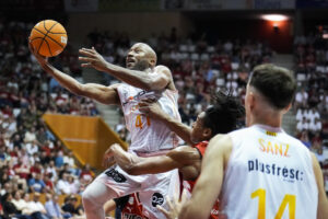 El escolta estadounidense del Hiopos Lleida Kenny Hasbrouck entra a canasta durante el partido de la Liga Endesa entre el Basquet Girona y el Hiopos Lleida celebrado este jueves, en el pabellón de Fontajau en Girona. EFE/ David Borrat