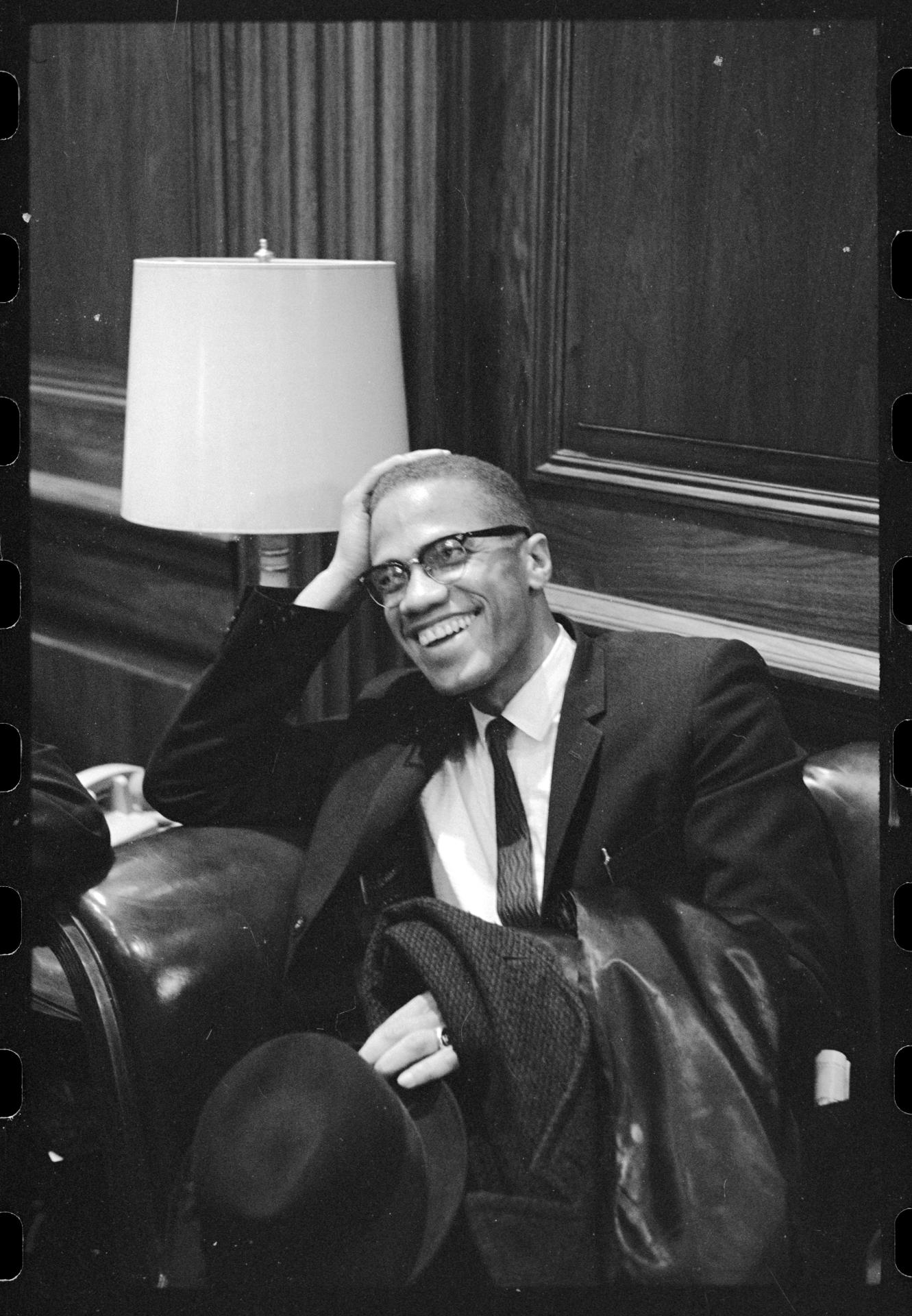 Fotografía del 26 de marzo de 1964 cedida por la Biblioteca del Congreso de Estados Unidos donde aparece Malcolm X durante una conferencia de prensa de Martin Luther King sobre la Ley de Derechos Civiles de 1964 en el Capitolio en Washington (Estados Unidos). EFE/Marion S. Trikosko/Biblioteca del Congreso