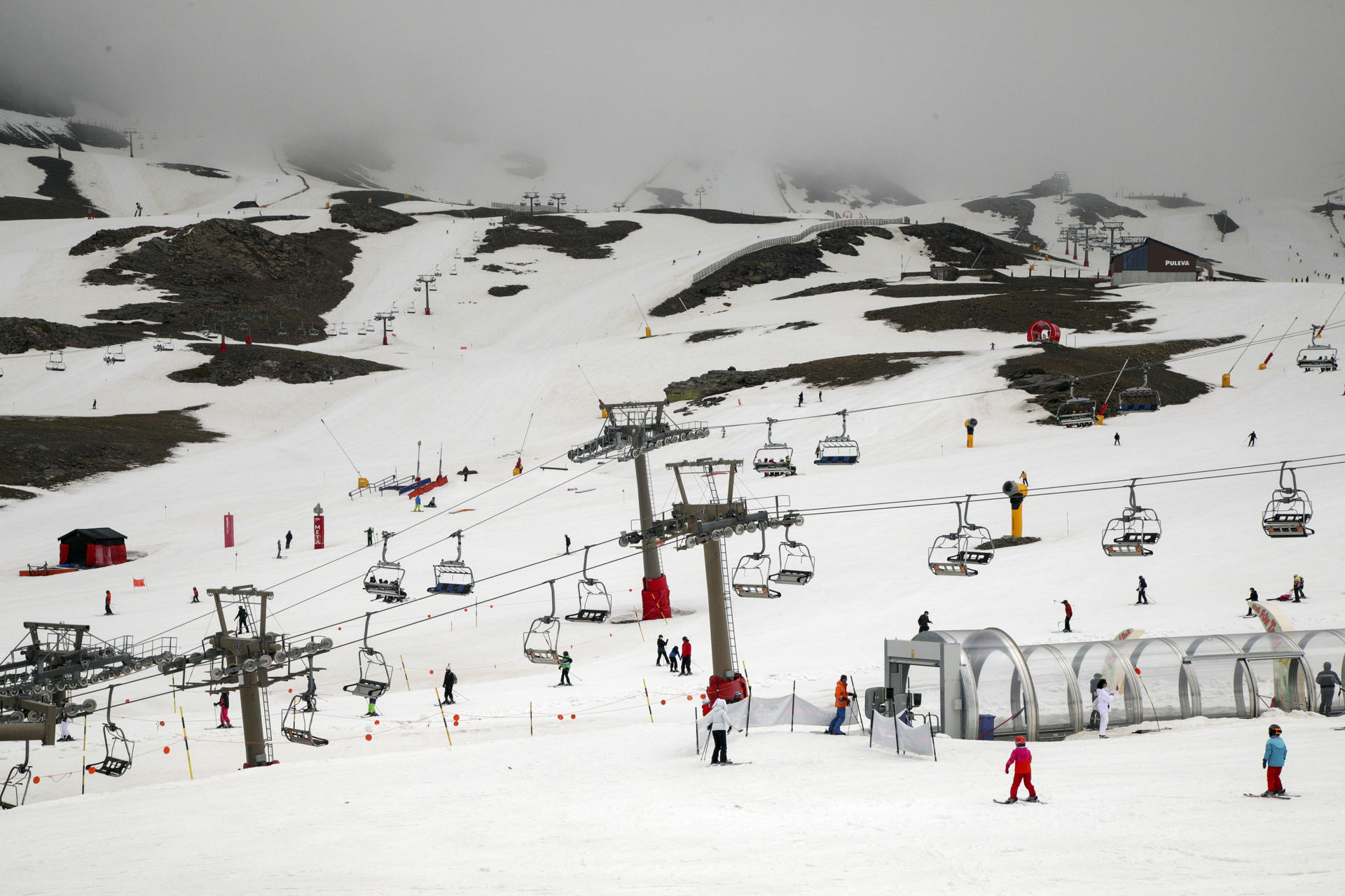Persona disfrutan de la nieve en la jornada de cierre de la temporada invernal de la estación de esquí de Sierra Nevada este sábado, en Borreguiles (Granada).EFE/ Pepe Torres