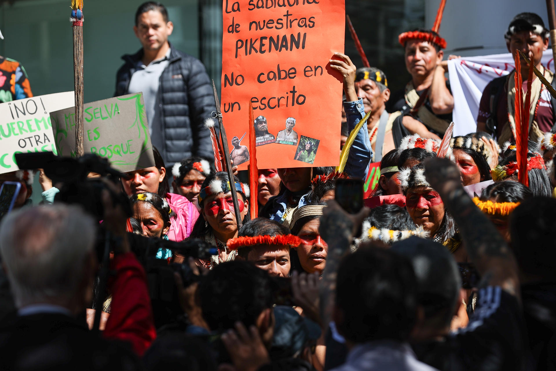 Integrantes de comunidades indígenas waorani se manifiestan durante una marcha este martes, en Quito (Ecuador). EFE/José Jácome