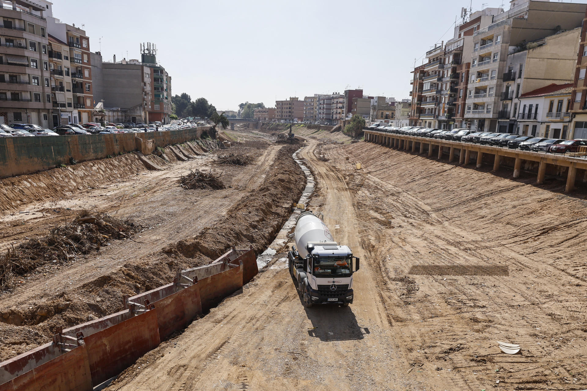 Vista de las obras que está llevando a cabo la Confederación Hidrográfica del Júcar (CHJ) para la recuperación tras la dana en el municipio de Paiporta. EFE/Kai Forsterling