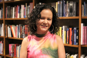 Fotografía de la escritora Jeanine Cummins posando durante una entrevista con EFE en Miami (Estados Unidos). EFE/ Pedro Pablo Cortés