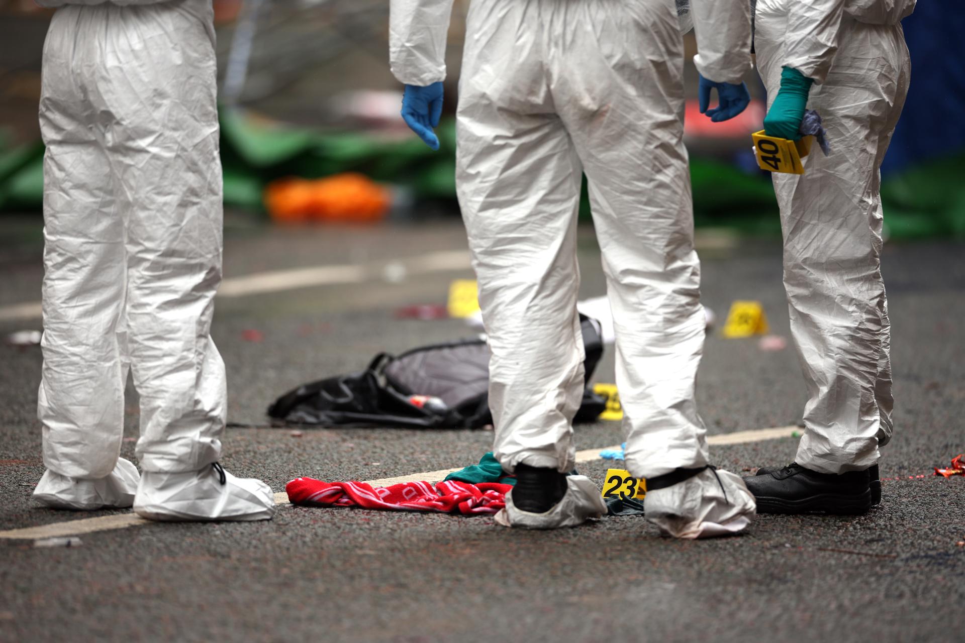 Varios forenses el día después del atropello en la celebración del título en el centro de la ciudad de Lierpool, Gran Bretaña. EFE/EPA/ADAM VAUGHAN
