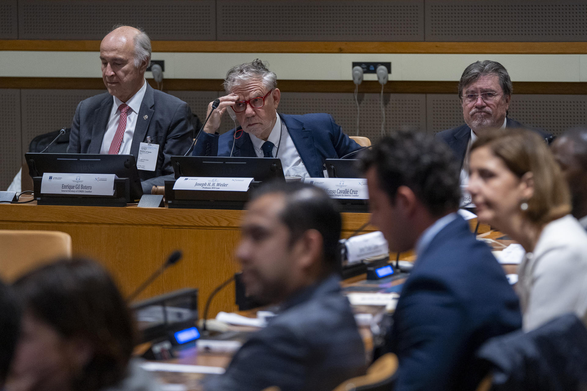 El profesor de leyes de la universidad de NYU Joseph H.H Weiler (c ) asiste a la presentación del libro "Pasado, presente y futuro de la justicia transicional" este lunes, en la sede de la ONU en Nueva York (Estados Unidos). EFE/ Ángel Colmenares