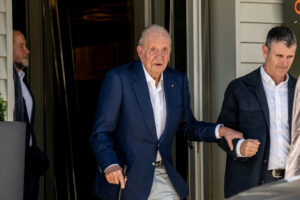 El rey emérito, Juan Carlos de Borbón, y el presidente de Abanca, Juan Carlos Escotet (i), a su salida este miércoles, de un restaurante en O Grove (Pontevedra). EFE/ Brais Lorenzo