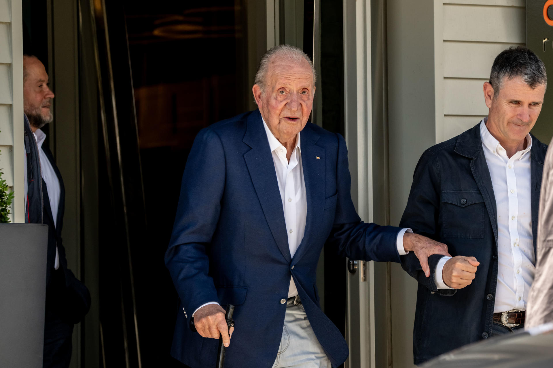 El rey emérito, Juan Carlos de Borbón, y el presidente de Abanca, Juan Carlos Escotet (i), a su salida este miércoles, de un restaurante en O Grove (Pontevedra). EFE/ Brais Lorenzo