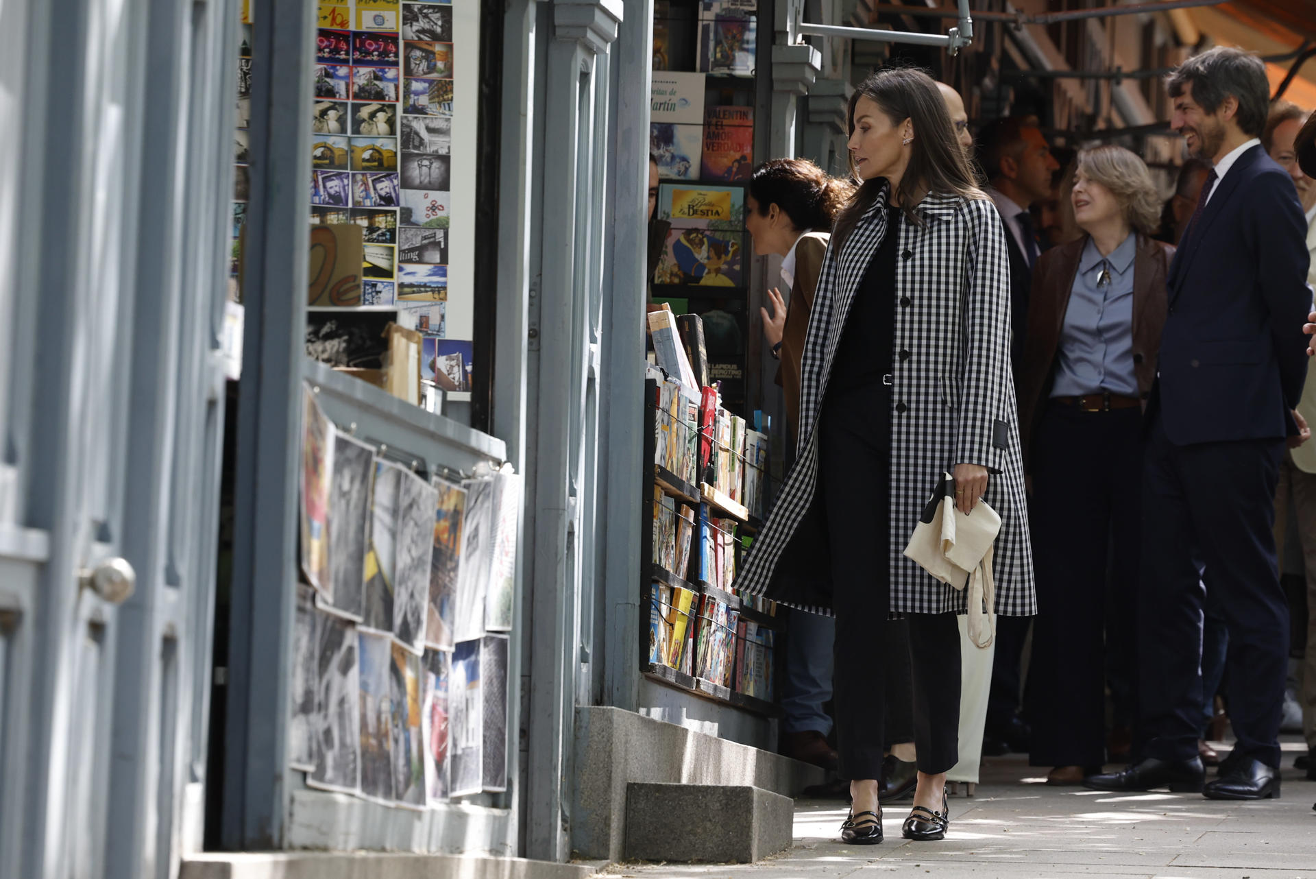 La reina Letizia, durante su visita a la Feria de Libros permanente de Madrid en la Cuesta de Moyano, este viernes. EFE/ JJ Guillén