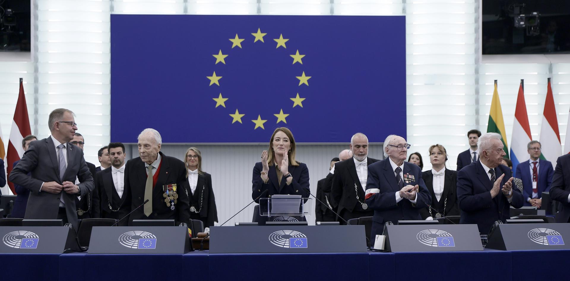 Los veteranos Robert Chot, Janusz Komorowski y Janusz Maksymowicz, al lado de la presidenta del Parlamento Europeo, Roberta Metsola. EFE/EPA/RONALD WITTEK