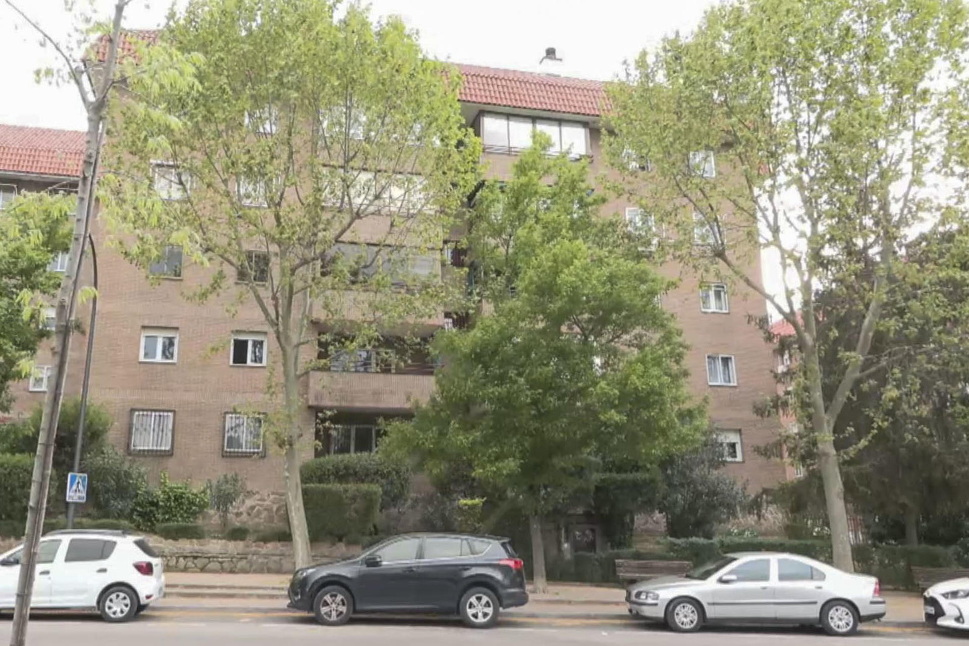 La Guardia Civil ha detenido a un hombre de unos 50 años como presunto autor del asesinato a martillazos de su madre, de 77, en el municipio madrileño de Colmenar Viejo, en el número 47 de la avenida de Andalucía. EFE/EFE-TV