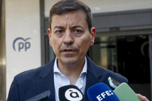El expresidente de Nuevas Generaciones del PP de la Comunitat Valenciana José Luis Bayo comparece ante los medios este miércoles. EFE/JP Gandul