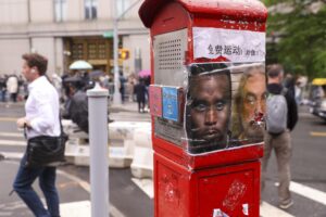 Lo que parece ser una foto policial de Sean 'Diddy' Combs está pegada a una señal de auxilio frente a un tribunal federal mientras continúa el juicio contra Combs por cargos de trata sexual, crimen organizado y prostitución en Nueva York, Estados Unidos, el 13 de mayo de 2025. (Nueva York) EFE/EPA/SARAH YENESEL