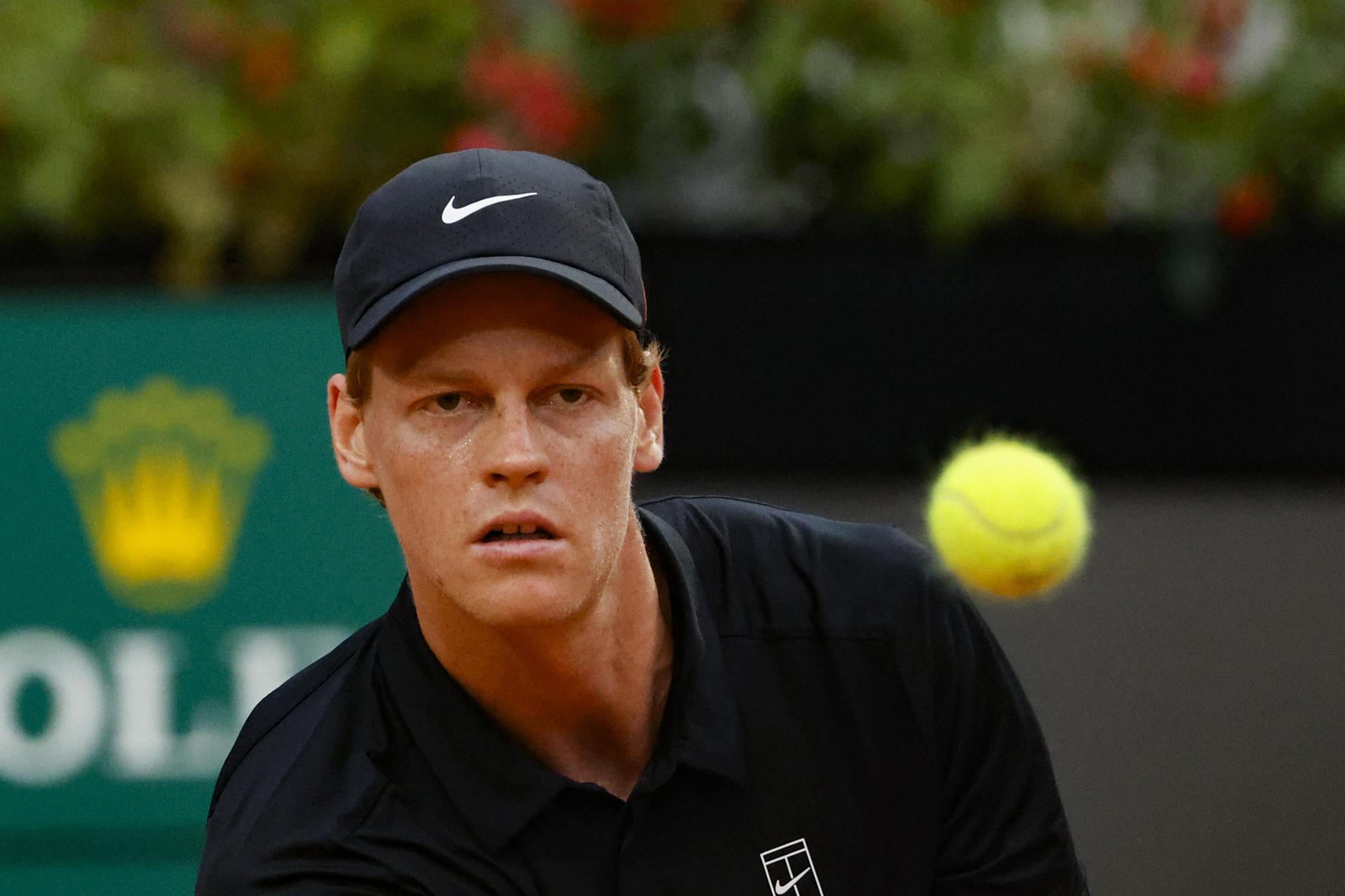 El italiano Jannik Sinner, número 1 del mundo, en su partido ante el argentino Francisco Cerundoloen el Masters 1.000 de Roma y EFE/EPA/FABIO FRUSTACI