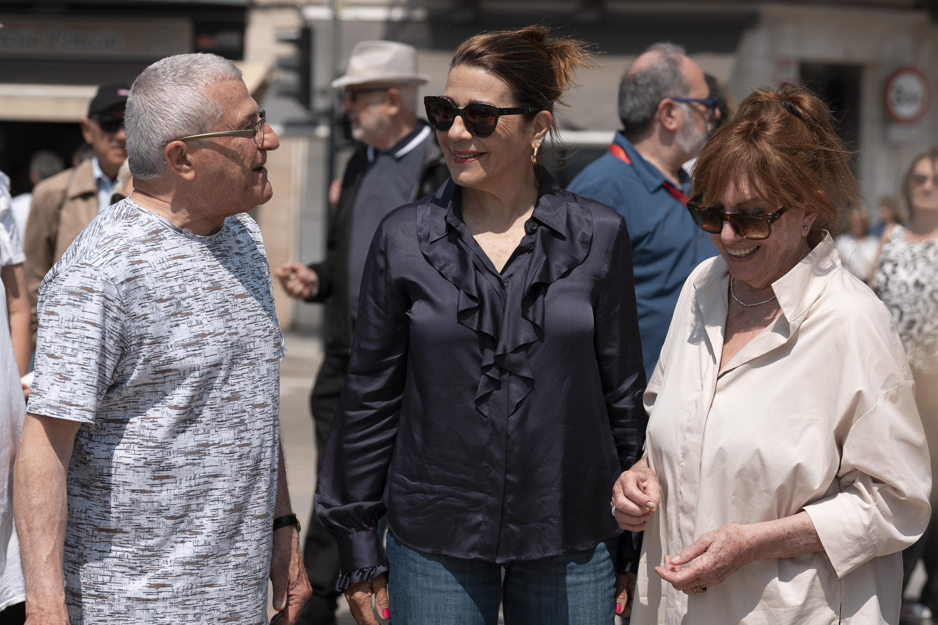 El crítico de cine Alex Gorina (i), junto a las actrizes Emma Vilarasau y Mercedes Sampietro (d), en el paseo Marítimo de Blanes que acoge la inauguración del 'Rincón de la Estrellas', con placas conmemorativas de algunos de los premiados de honor en las dos primeras ediciones del Festival Internacional de Cine de Blanes. EFE/David Borrat