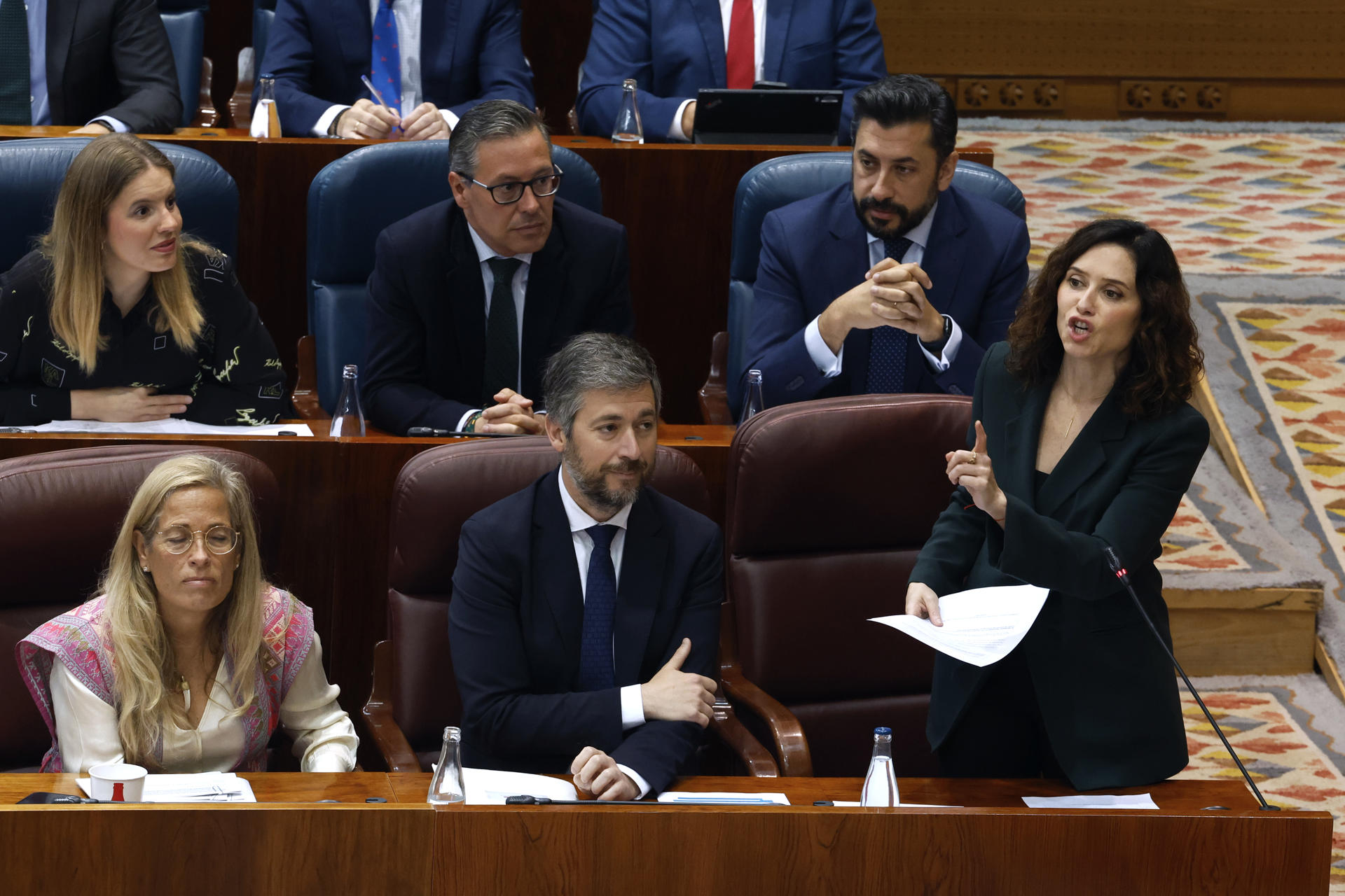 La presidenta de la Comunida de Madrid, Isabel Díaz Ayuso (d) durante el pleno en la Asamblea de Madrid celebrado este jueves centrado en el apagón eléctrico que afectó a España. EFE/ Javier Lizón