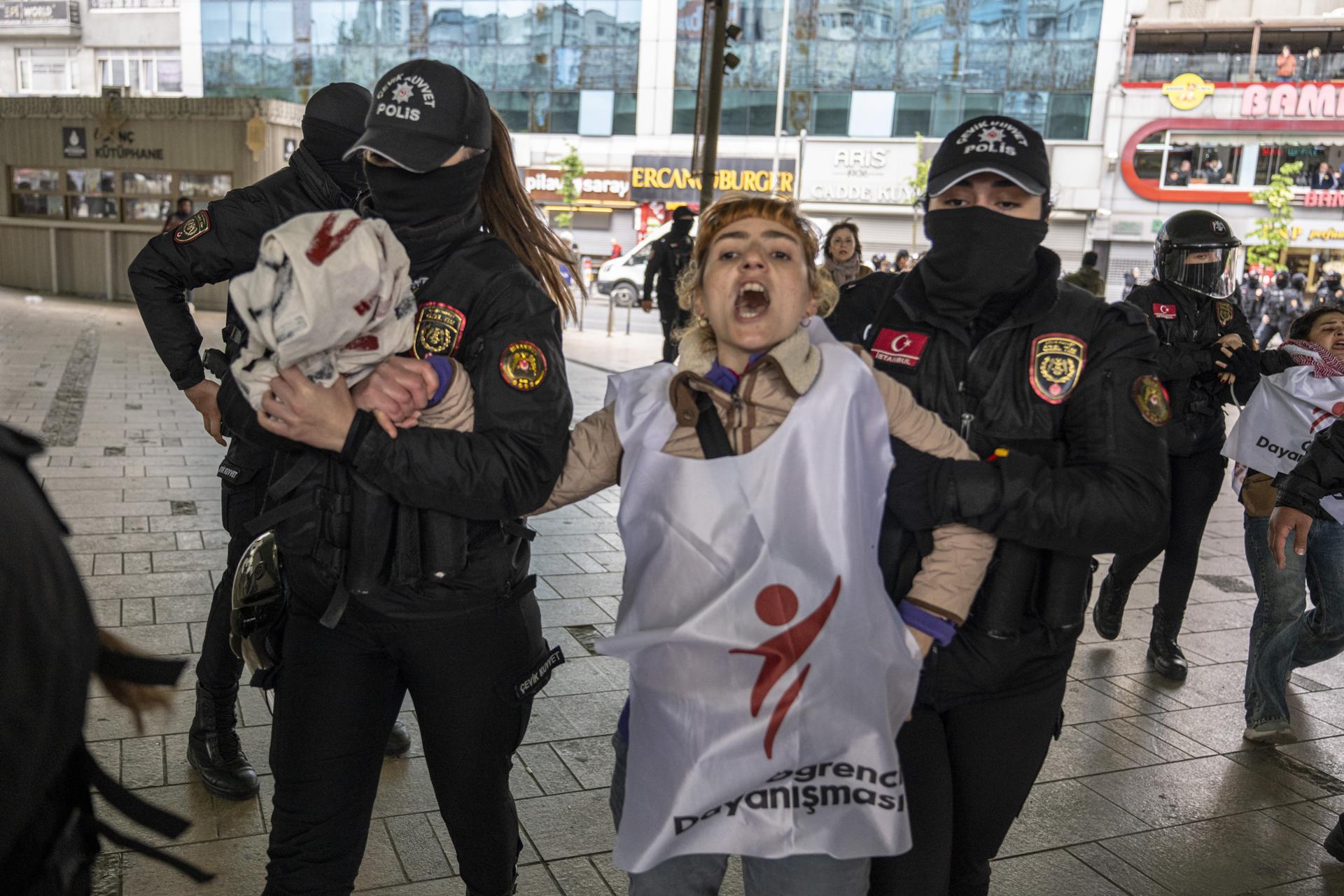 Agentes de policía turcos detienen a manifestantes que intentan llegar a la plaza Taksim para celebrar el Primero de Mayo en Estambul, Turquía, el 1 de mayo de 2025. EFE/EPA/UMIT TURHAN