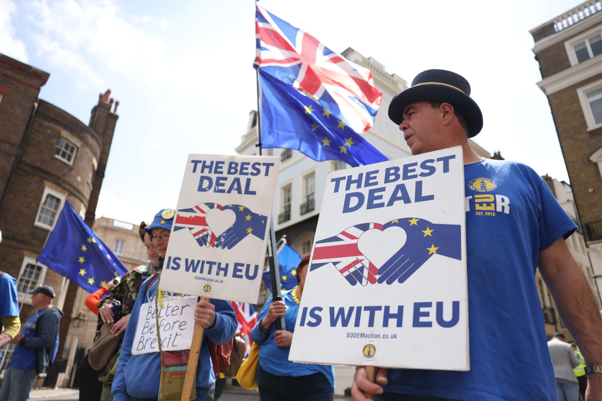 El manifestante anti-Brexit Steve Bray (D) sostiene una pancarta mientras personas que portan una Union Jack y banderas de la UE se manifiestan frente a Lancaster House al margen de la Cumbre Reino Unido-UE, en Londres, Gran Bretaña, 19 de mayo de 2025. (Protestas, Reino Unido, Londres) EFE/EPA/NEIL HALL