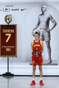 La jugadora Alba Torrens posa durante la presentación de las jugadoras de la selección femenina de baloncesto, convocadas para el Eurobasket 2025 que se disputará del 18 al 29 de junio en República Checa, Alemania, Grecia e Italia. EFE/ Juan Carlos Hidalgo