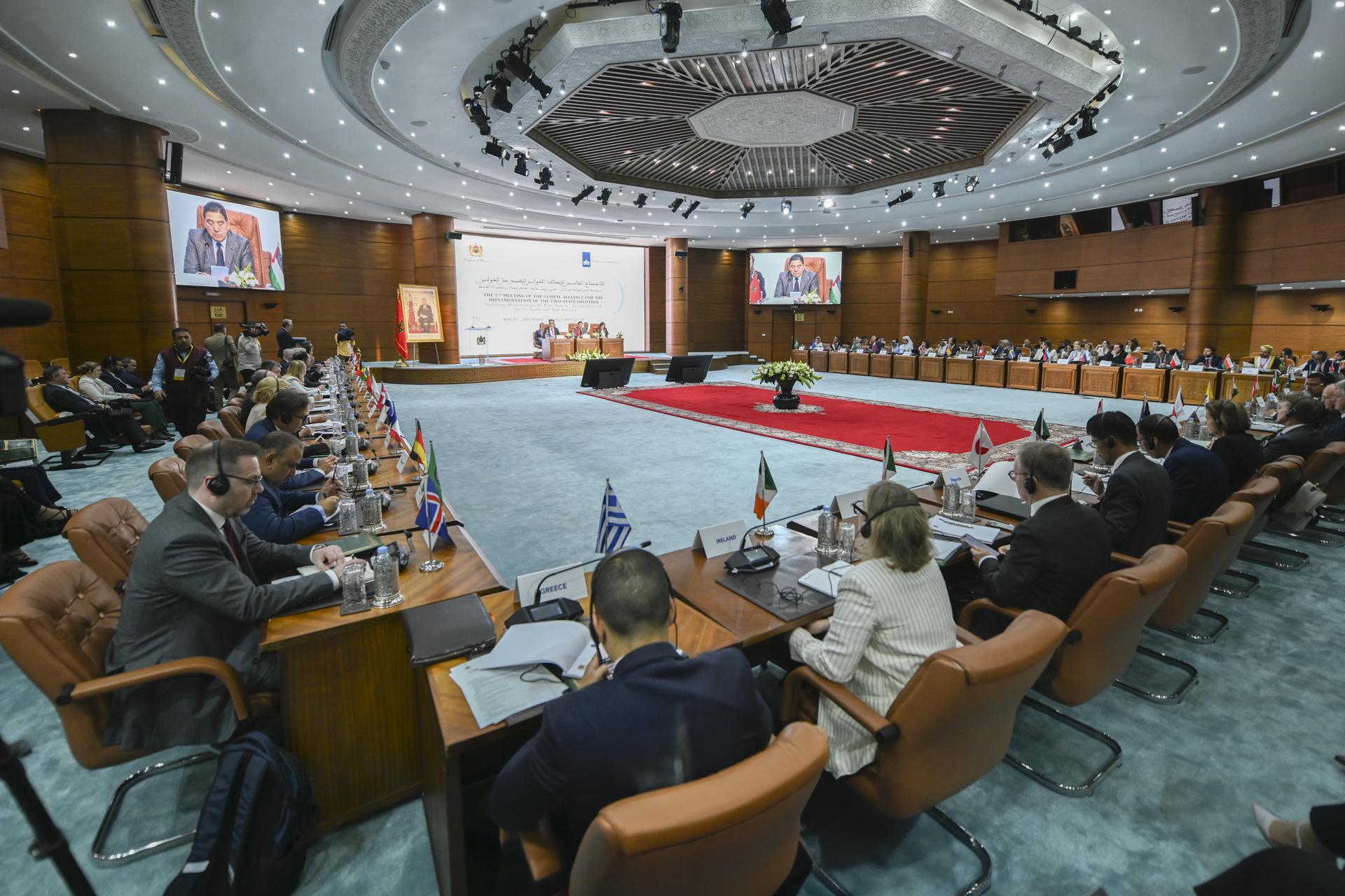 La 5ª reunión de la Alianza Global para la Implementación de la Solución de Dos Estados está en marcha en Rabat, Marruecos, 20 de mayo de 2025. El tema de la reunión es 'Sostener el impulso del proceso de paz: lecciones aprendidas, logros y perspectivas'. (Marruecos) EFE/EPA/JALAL MORCHIDI