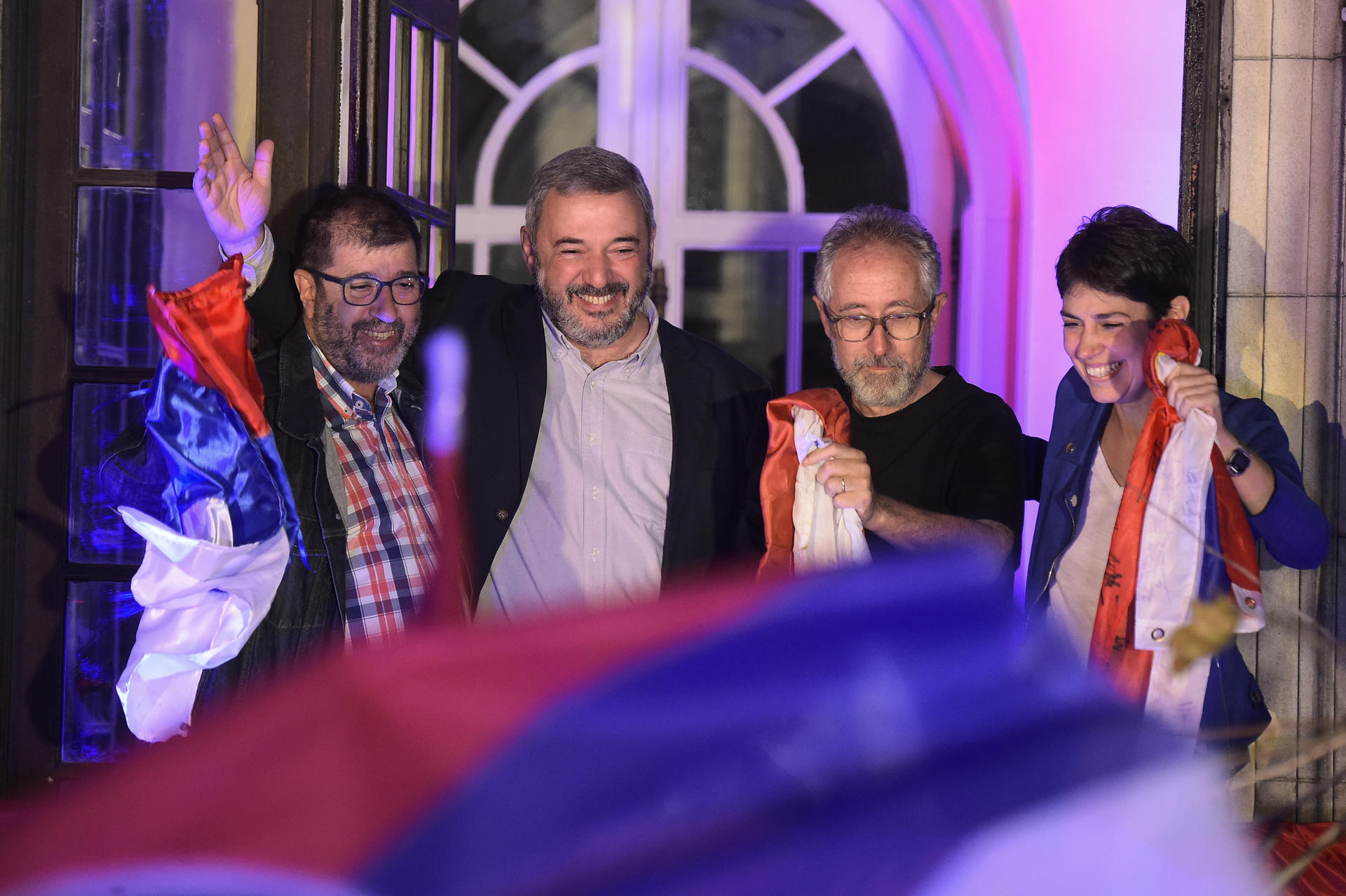 Mario Bergara (2-i), del partido Frente Amplio, celebra junto a Fernando Pereira (i), Salvador Schelotto (2-d) y Verónica Piñeiro (d), al ser elegido intendente electo de Montevideo este 11 de mayo de 2025 en Montevideo (Uruguay). EFE/ STR