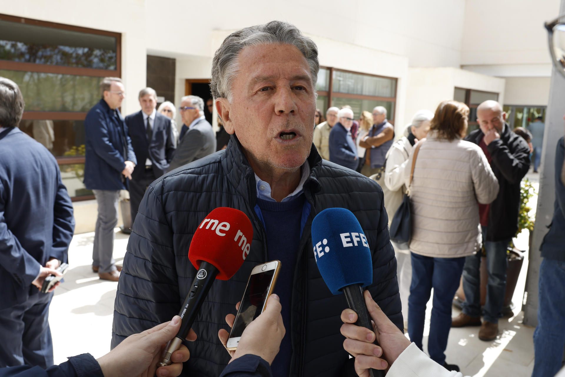 El exatleta José Luis González a su llegada este martes a la capilla ardiente del periodista José Ángel de la Casa que falleció ayer. EFE/ Juan Carlos Hidalgo
