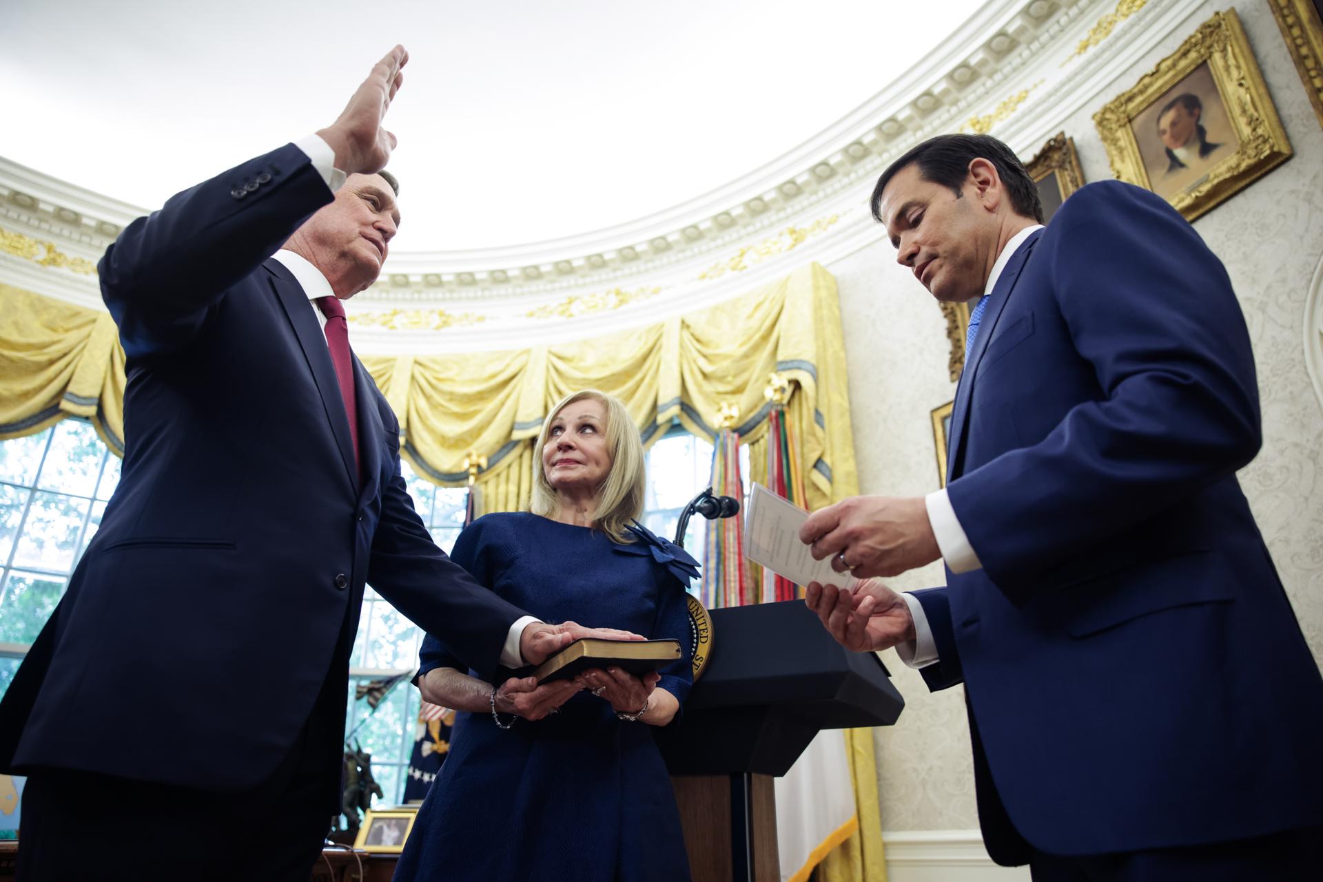 El exsenador estadounidense David Perdue (i) jura como embajador de Estados Unidos ante China ante el secretario de Estado estadounidense, Marco Rubio (d), mientras Bonnie Perdue (C) observa , en la Casa Blanca, en Washington DC, EE.UU., el 7 de mayo de 2025. EFE/SAMUEL CORUM / POOL