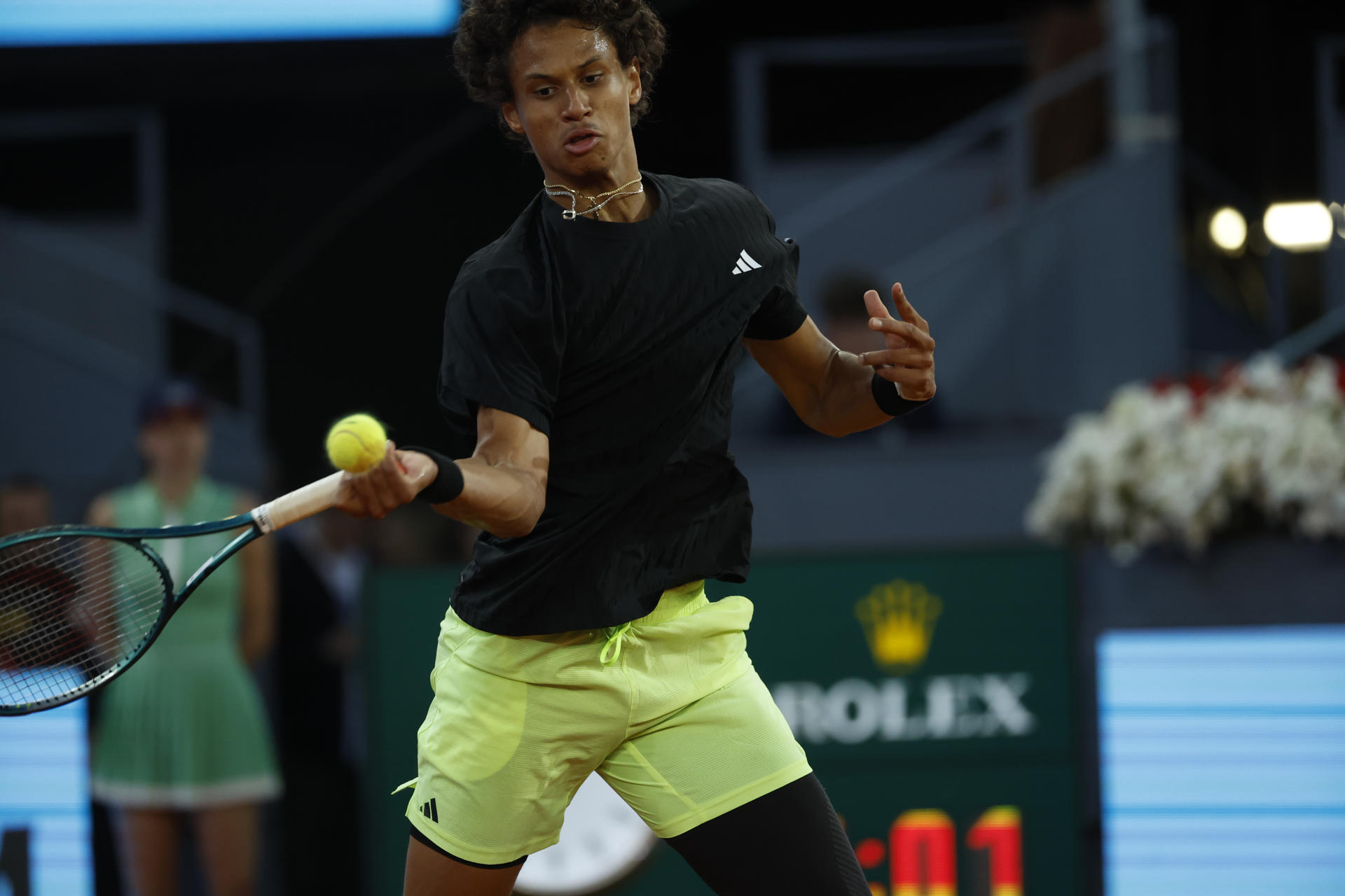 El tenista canadiense Gabriel Diallo en acción ante el italiano Lorenzo Musetti, durante el partido de cuartos de final del Mutua Madrid Open que disputan este jueves en las instalaciones de la Caja Mágica en Madrid. EFE/Juanjo Martín