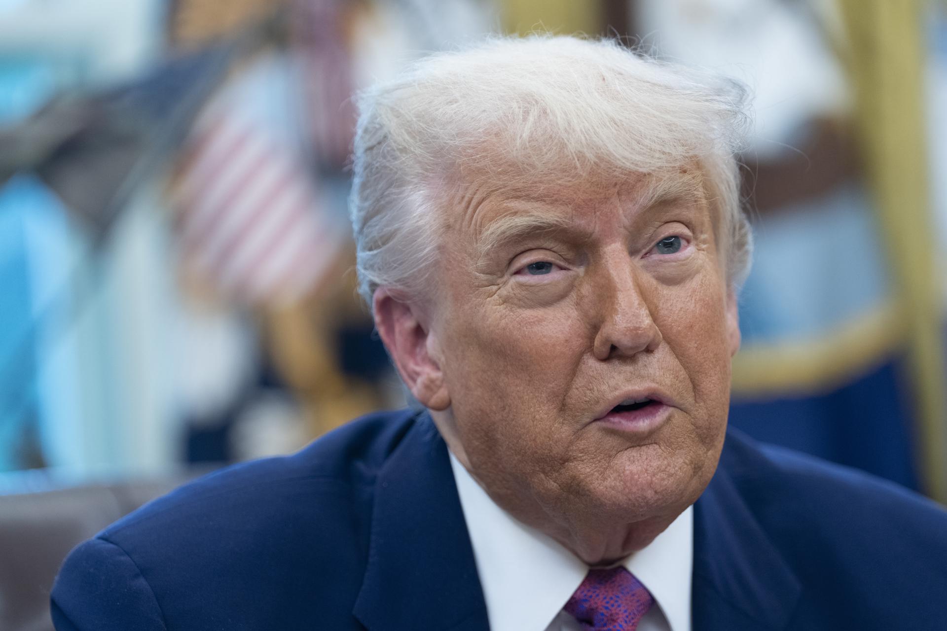 El presidente estadounidense, Donald Trump, en la Oficina Oval de la Casa Blanca en Washington, en una fotografía de archivo. EFE/CHRIS KLEPONIS