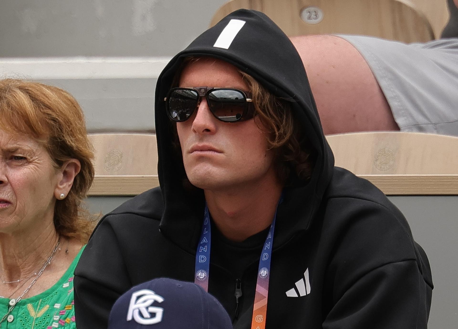 El tenista griego Stefanos Tsitsipas observa a la española Paula Badosa en acción durante su partido de tercera ronda femenina contra Daria Kasatkina, de Australia, en Roland Garros. EFE/EPA/TERESA SUAREZ