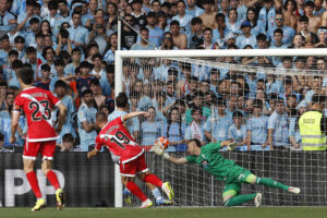 Jorge de Frutos (2i) marca el segundo gol del Rayo Vallecano contra el Celta de Vigo. EFE / Salvador Sas