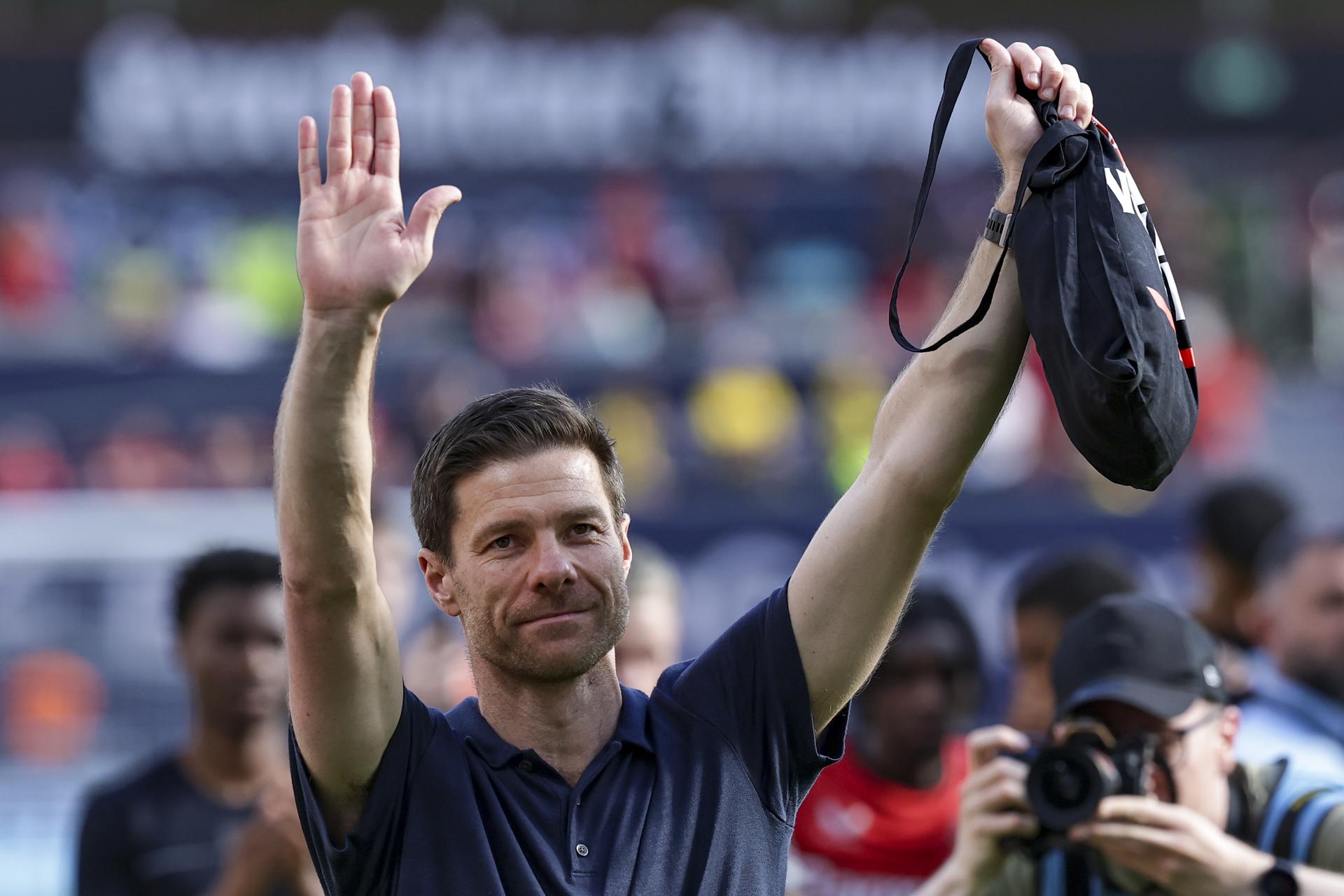 Foto de archivo de Xabi Alonso en su despedida como entrenador del Bayer Leverkusen. EFE/EPA/CHRISTOPHER NEUNDORF