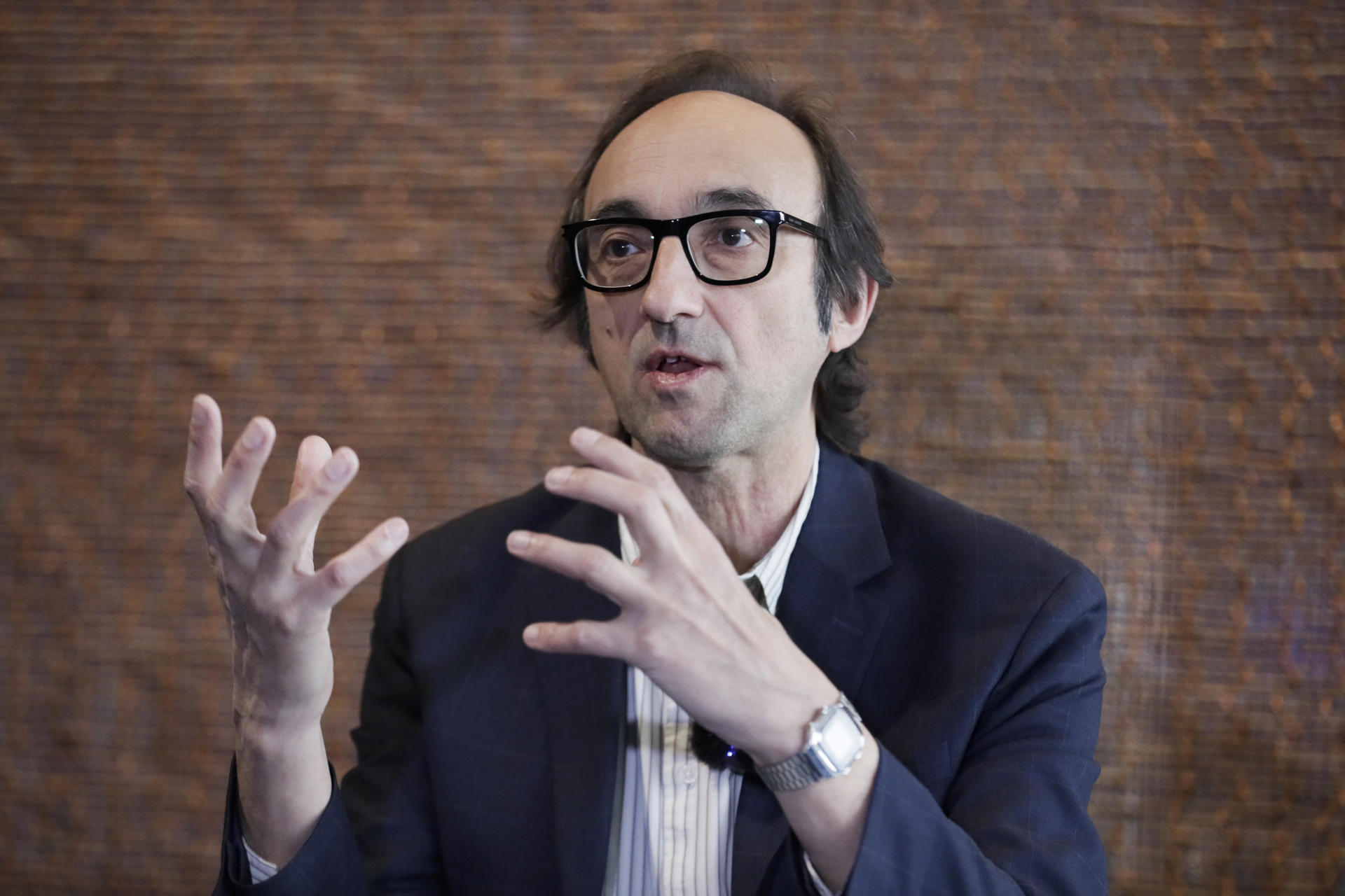 Fotografía tomada el pasado 3 de mayo de 2025 del escritor español Agustín Fernández Mallo, durante una entrevista con EFE, en Bogotá (Colombia). EFE/Carlos Ortega