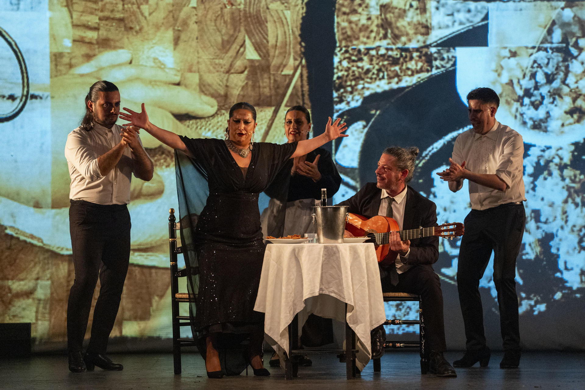 La historia de la Venta de Vargas, ese "santuario" de San Fernando (Cádiz) en el que se ha cocinado gran parte de la historia del flamenco del siglo XX, se ha transformado en un musical. "Venta de Vargas, musical flamenco" es el título de esta producción que se ha estrenado en el Real Teatro de las Cortes de San Fernando (Cádiz), en Chiclana de la Frontera y en Puerto Real, y que aspira a difundir la historia de este templo del flamenco, en el que Camarón de la Isla comenzó a cantar de niño. EFE/ Román Ríos
