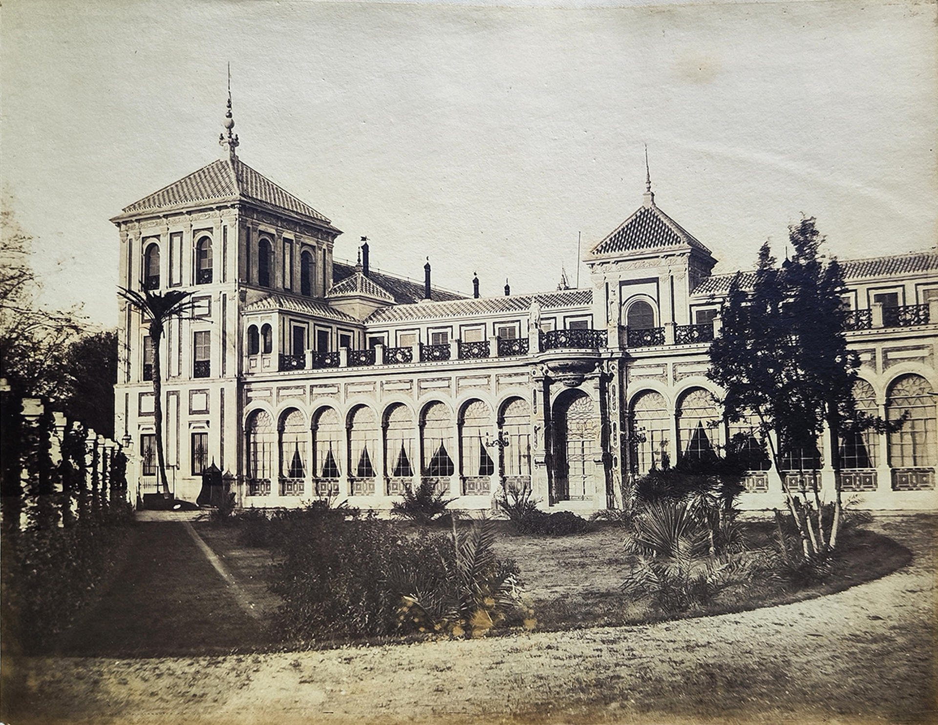 Una exposición que se puede ver en el Museo de Bellas Artes de Sevilla ha sacado a la luz la primera fotografía que se realizó en la Feria de Abril de Sevilla, que corresponde a una vista de una caseta de los duques de Montpensier en 1859. EFE/ Junta De Andalucía SOLO USO EDITORIAL/SOLO DISPONIBLE PARA ILUSTRAR LA NOTICIA QUE ACOMPAÑA (CRÉDITO OBLIGATORIO)