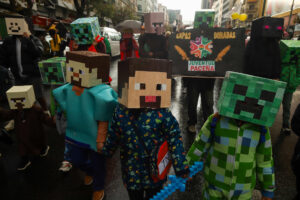 Personas disfrazadas como personajes del videojuego Minecraft participan en el desfile por el Día del Orgullo Friki este domingo, en La Paz (Bolivia). EFE/ Gabriel Márquez