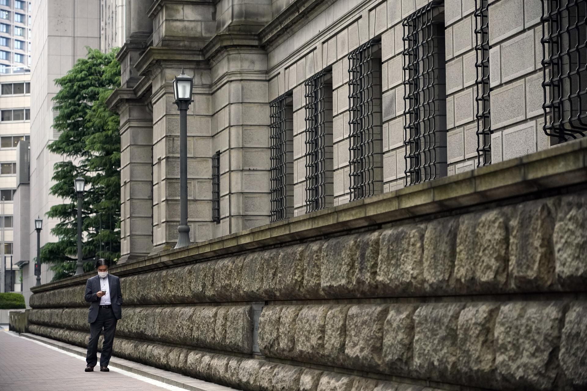 Fotografía de archivo que muestra la fachada del Banco de Japón (BoJ) en Tokio. EFE/EPA/FRANCK ROBICHON