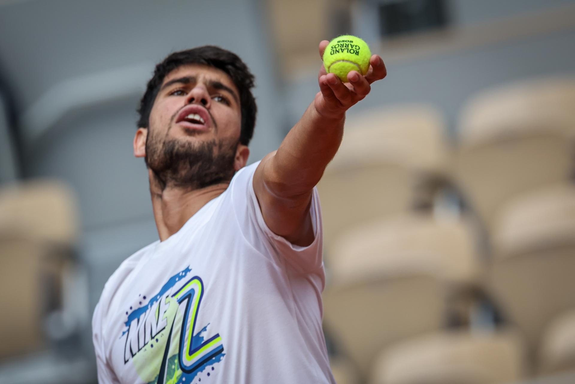 Carlos Alcaraz, durante un entrenamiento previo a su participación en Roland Garros. EFE/EPA/CHRISTOPHE PETIT TESSON