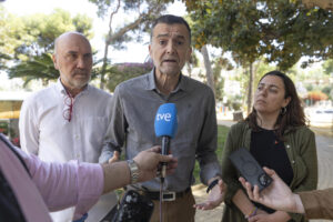 El coordinador federal de Izquierda Unida, Antonio Maíllo,(c), acompañado por la coordinadora regional del partido, Penélope Luna (d), y el ex coordinador José Luis Alvarez-Castellanos (i), atiende a los medios de comunicación, momentos antes de participar este sábado en el acto de su partido en Cartagena Convocatoria por la Democracia, centrado en la defensa de la paz y los derechos humanos frente a planteamientos que priorizan una dimensión armamentística. EFE/Marcial Guillén