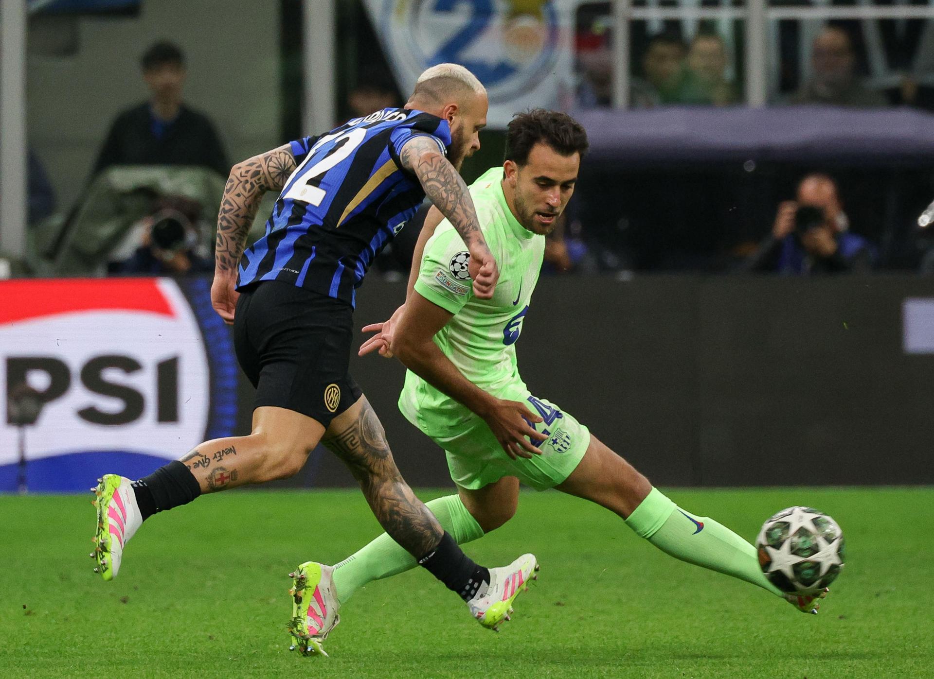 El defensa del FC Barcelona's Eric Garcia defiende la progresión de Federico Dimarco (I) durante el partido de vuelta de semifinales de la UEFA Champions League entre Inter Milan y FC Barcelona, en Milan, Italia. EFE/EPA/DANIEL DAL ZENNARO