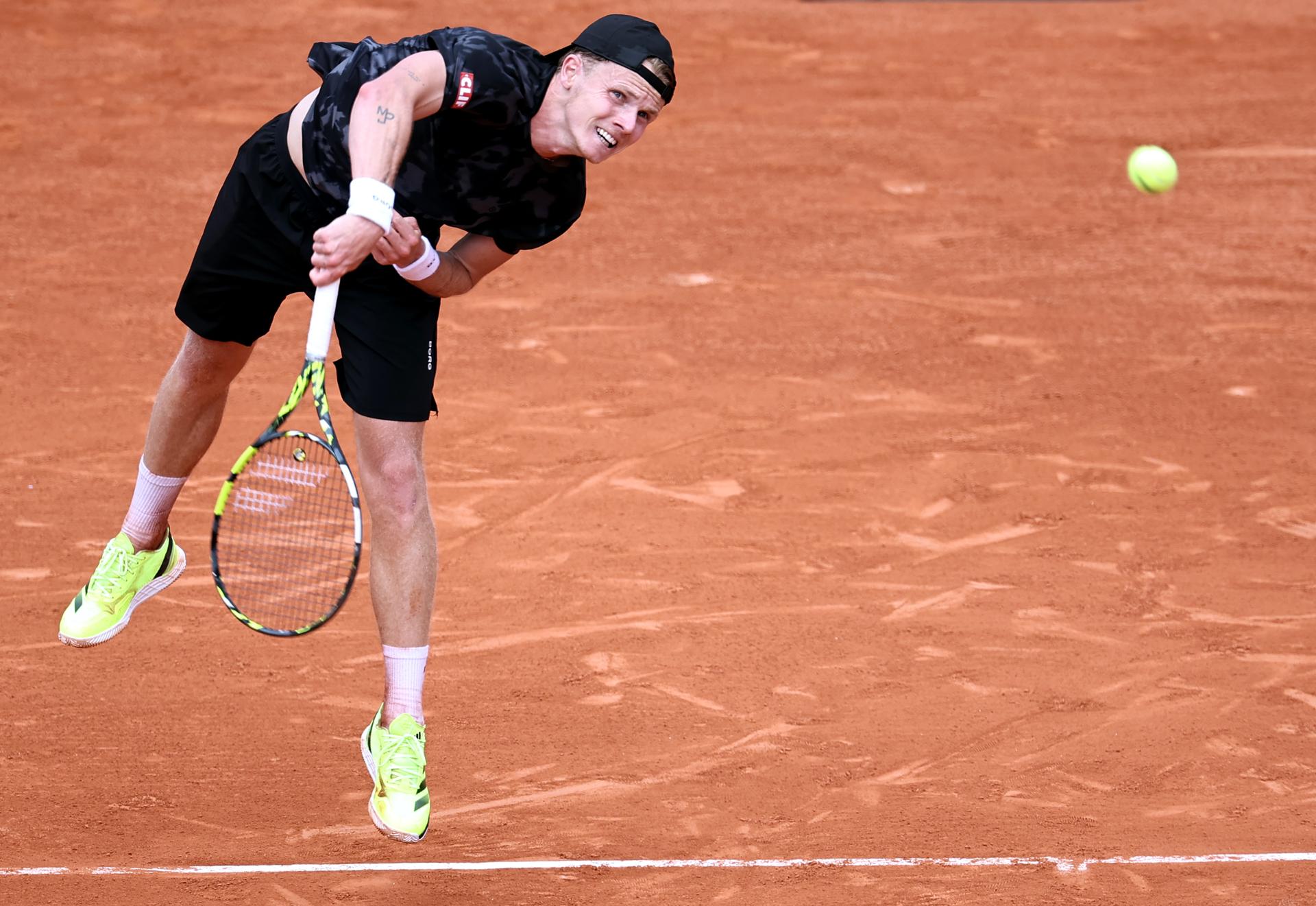 El neerlandés Jesper de Jong durante su partido de segunda ronda ante el alemán Alexander Zverev en el Abierto de Francia, en París. EFE/EPA/CHRISTOPHE PETIT TESSON