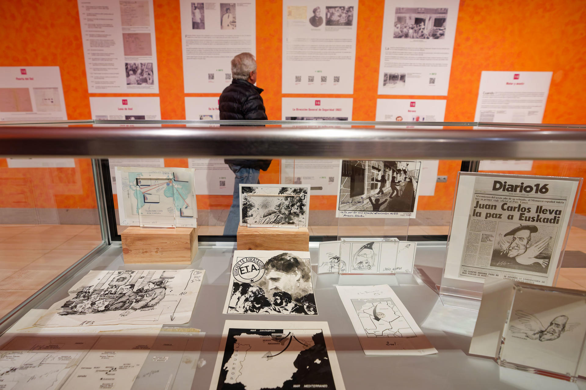 Un hombre recorre la exposición 'Rolando 2:-2:45: 50 años de la primera masacre de ETA' en Cebreros (Ávila). EFE/ Raúl Sanchidrián
