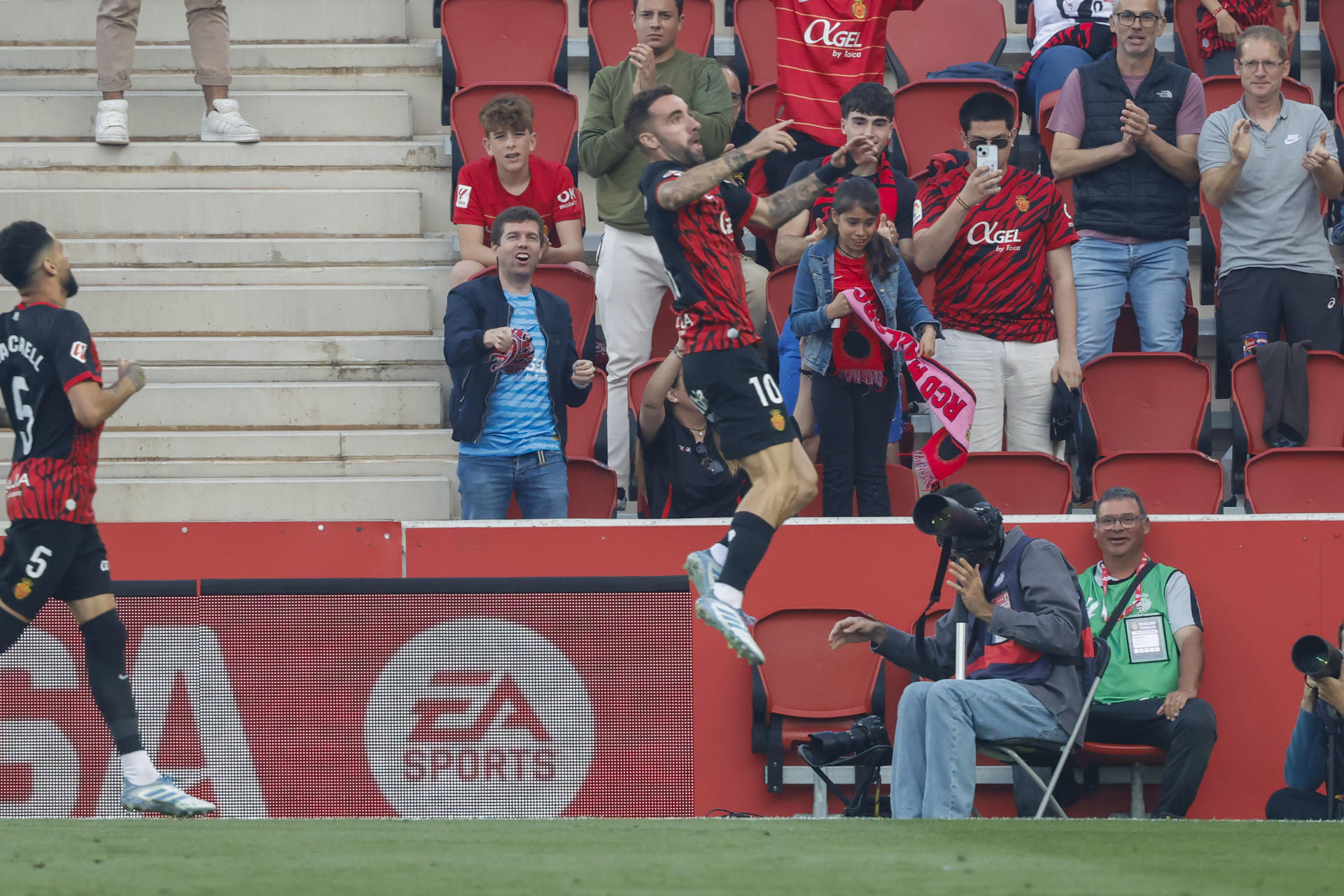 El centrocampista del Mallorca Sergi Darder celebra su gol contra el Valladolid, durante el partido de la jornada 35 de LaLiga EA Sports entre el Mallorca y el Valladold, este sábado en el Estadi Mallorca Son Moix en Palma.-EFE/ Cati Cladera