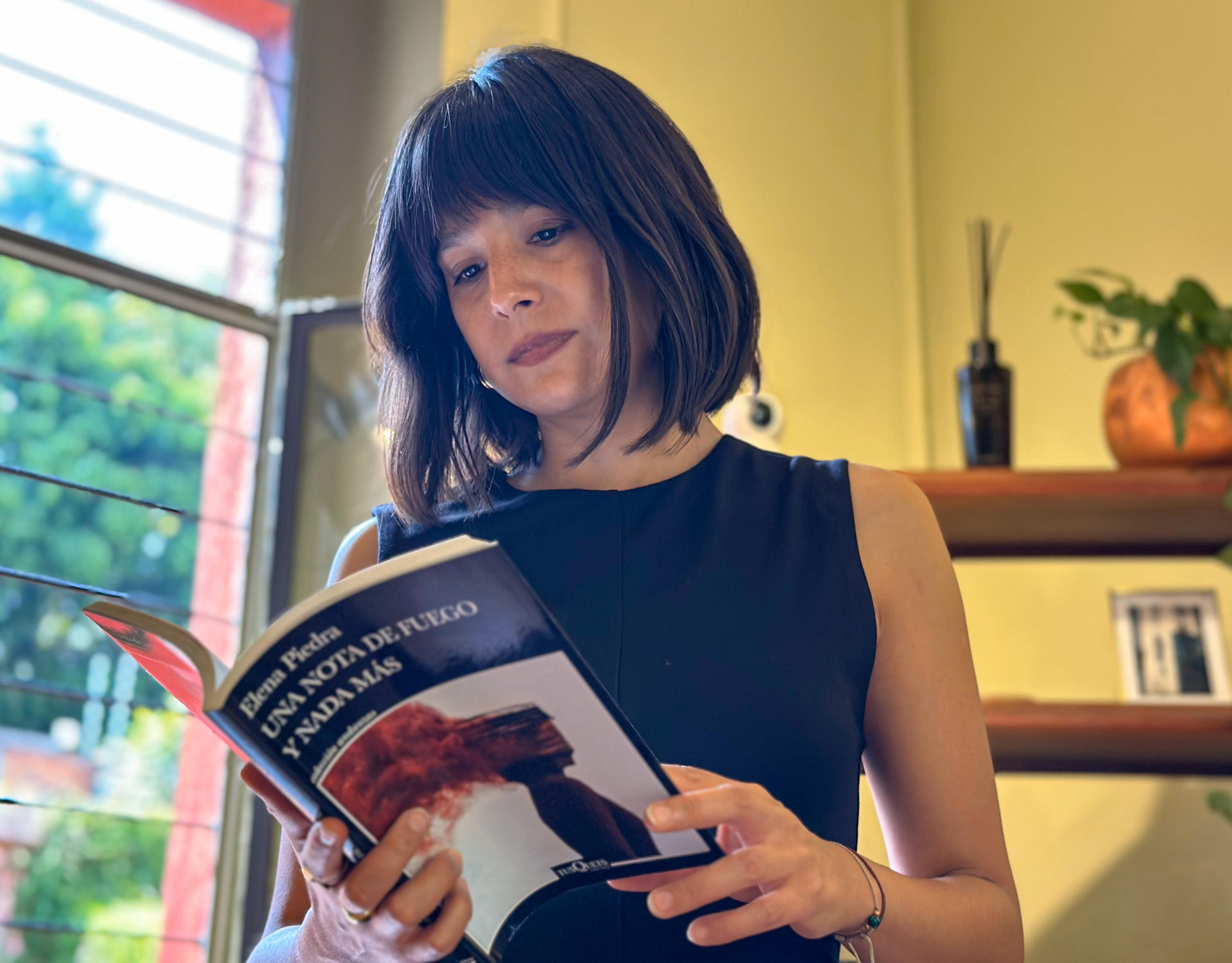 La escritora mexicana Elena Piedra posa durante una entrevista el viernes, en Ciudad de México (México). EFE/ Ana Baez