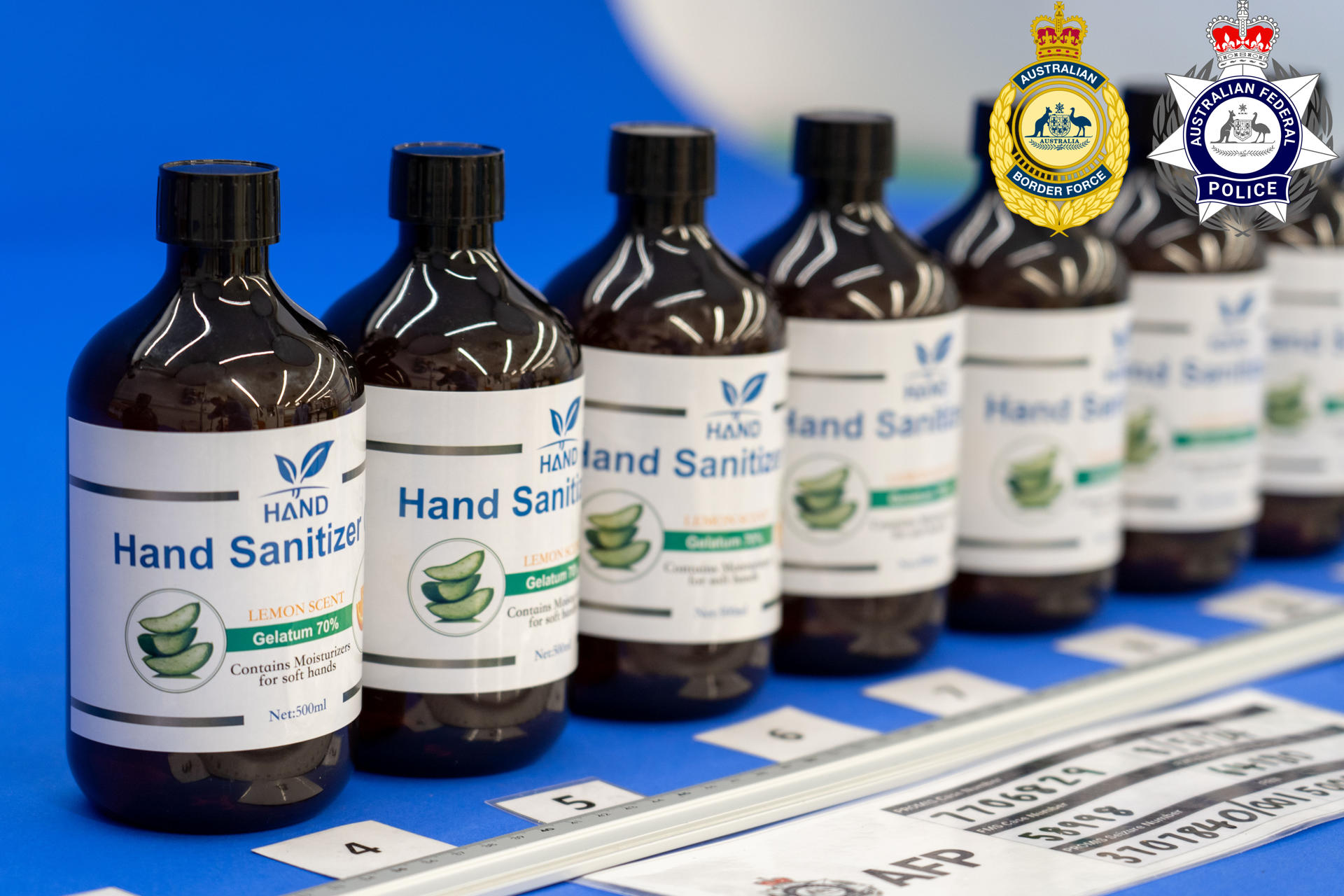 SÍDNEY, 06/05/2025.- La Policía de Australia alertó este martes de la circulación de butanodiol, un disolvente químico también conocido como 'fantasía' o 'bute' que está siendo utilizado en el país para adulterar bebidas y alimentos y facilitar delitos como robos y violaciones. En un comunicado, las autoridades explicaron que el 'bute', que se encuentra en productos de limpieza industriales y plásticos biodegradables, "está llegando a las costas australianas en una oleada de importación ilegal, con más de 3,8 toneladas incautadas" en lo que va de 2025. EFE/ Policía Federal Australiana *****SOLO USO EDITORIAL/SOLO DISPONIBLE PARA ILUSTRAR LA NOTICIA QUE ACOMPAÑA (CRÉDITO OBLIGATORIO) *****