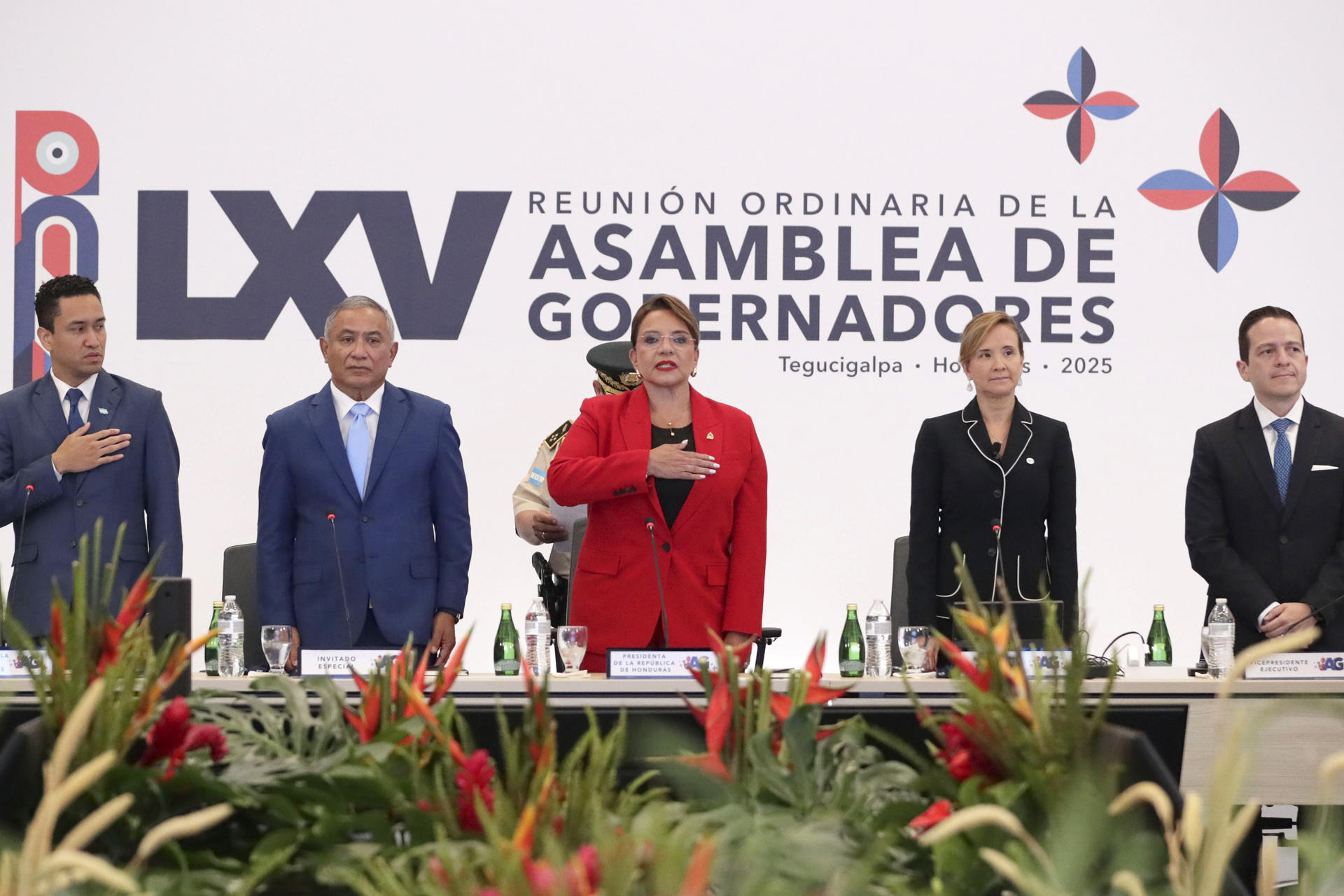 De izquierda a derecha, el secretario de Estado en el Despacho de Finanzas de Honduras, Christian David Duarte, el primer ministro de Belice, Juan Antonio Briceño, la presidenta de Honduras, Xiomara Castro, la presidenta ejecutiva del Banco Centroamericano de Integración Económica (BCIE), Gisela Sánchez, y el vicepresidente del BCIE, Jaime Díaz Palacios, participan en la 65ª sesión ordinaria de Gobernadores del BCIE (Banco Centroamericano de Integración Económica) en Tegucigalpa (Honduras). EFE/Gustavo Amador
