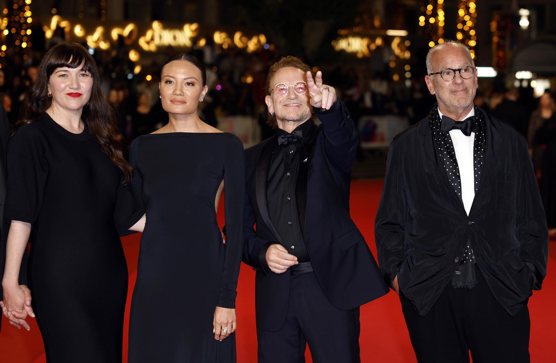 (De izquierda a derecha) Jennifer Pitcher, Kelly McNamara, Bono y Jon Kamen fueron captados este viernes, 16 de mayo, durante el estreno de 'Bono: Historias de rendición', en desarrollo del 78º Festival de Cine de Cannes, en Cannes (Francia) EFE/Guillaume Horcajuelo