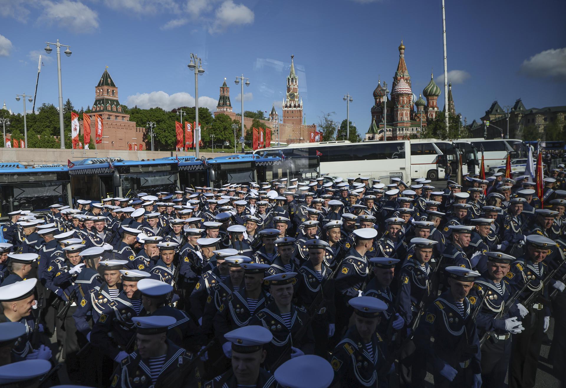 Marinos rusos se preparan para el desfile militar del Día de la Victoria, que conmemora el 80 aniversario de la victoria en la Gran Guerra Patria, en la Plaza Roja de Moscú, el 9 de mayo de 2025. Rusia conmemora el 80 aniversario de la victoria en la Segunda Guerra Mundial sobre la Alemania nazi y sus aliados. EFE/EPA/MAXIM SHIPENKOV