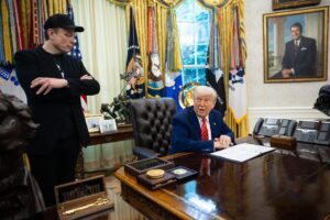 El presidente de EE. UU., Donald Trump (d), y Elon Musk asisten a una rueda de prensa en el Despacho Oval de la Casa Blanca, en Washington, DC, EE. UU. . EFE/EPA/FRANCIS CHUNG / POOL