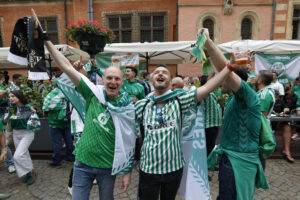 Aficionados del Betis en la Plaza Solny de Breslavia (Polonia) este miércoles previo al partido de la final de la Liga Conferencia ante el Chelsea. EFE/Julio Muñoz